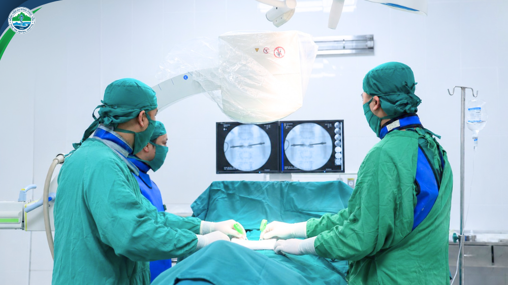 Bơm xi măng sinh học tạo hình thân đốt sống – giải pháp ít xâm lấn điều trị xẹp đốt sống