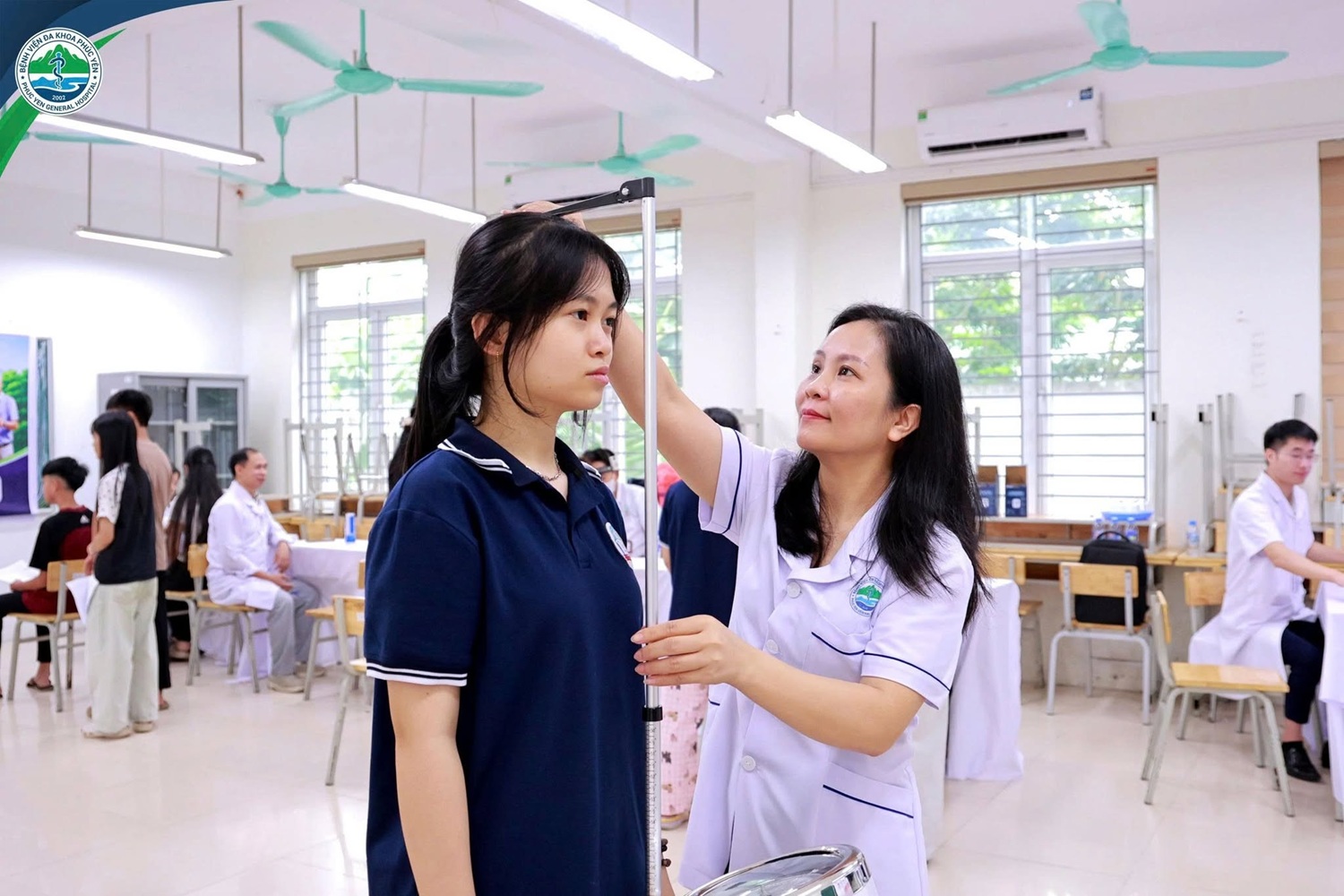 Khám sức khỏe định kỳ cho hơn 1.700 học sinh Trường THPT Mê Linh
