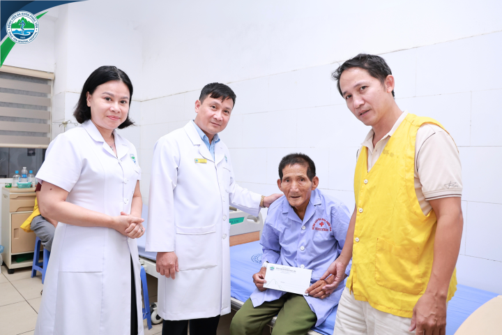 Bệnh viện Đa khoa Phúc Yên thăm hỏi, động viên và trao quà cho thương binh, bệnh binh đang điều trị tại Bệnh viện nhân ngày 27/7