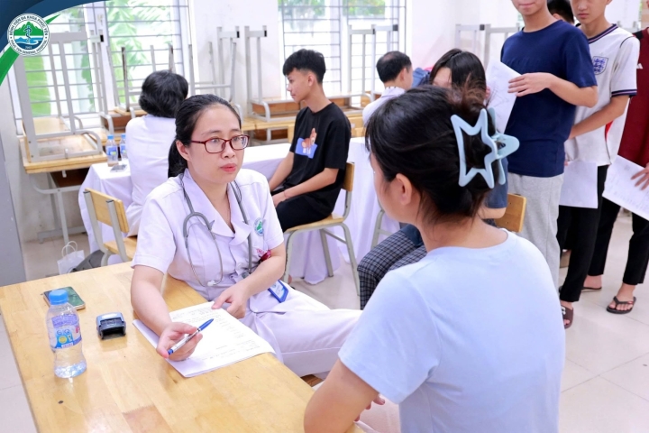 Khám sức khỏe định kỳ cho hơn 1.700 học sinh Trường THPT Mê Linh