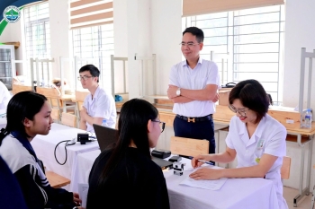 Khám sức khỏe định kỳ cho hơn 1.700 học sinh Trường THPT Mê Linh
