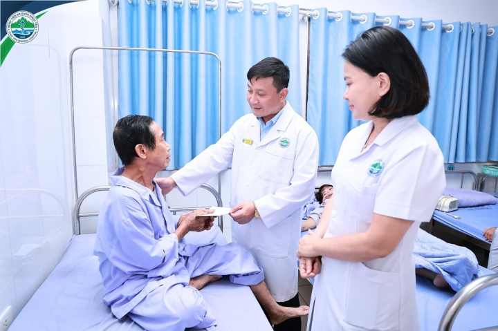 Bệnh viện Đa khoa Phúc Yên thăm hỏi, động viên và trao quà cho thương binh, bệnh binh đang điều trị tại bệnh viện nhân ngày 27/7